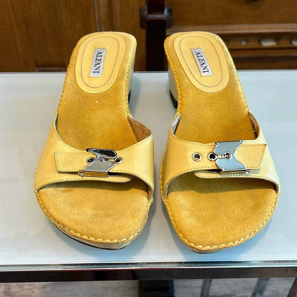 NEW Alfani Dressy Leather YELLOW Sandal Slides 6.5M WITH DEFECT